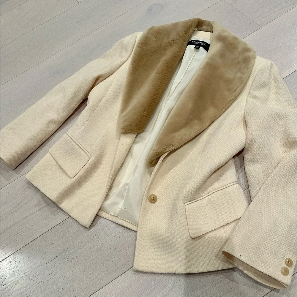 Emanuel Ungaro wool BlazerWith RemovableFur CollarVintage statement piece
Size 8 - Picture 1 of 9